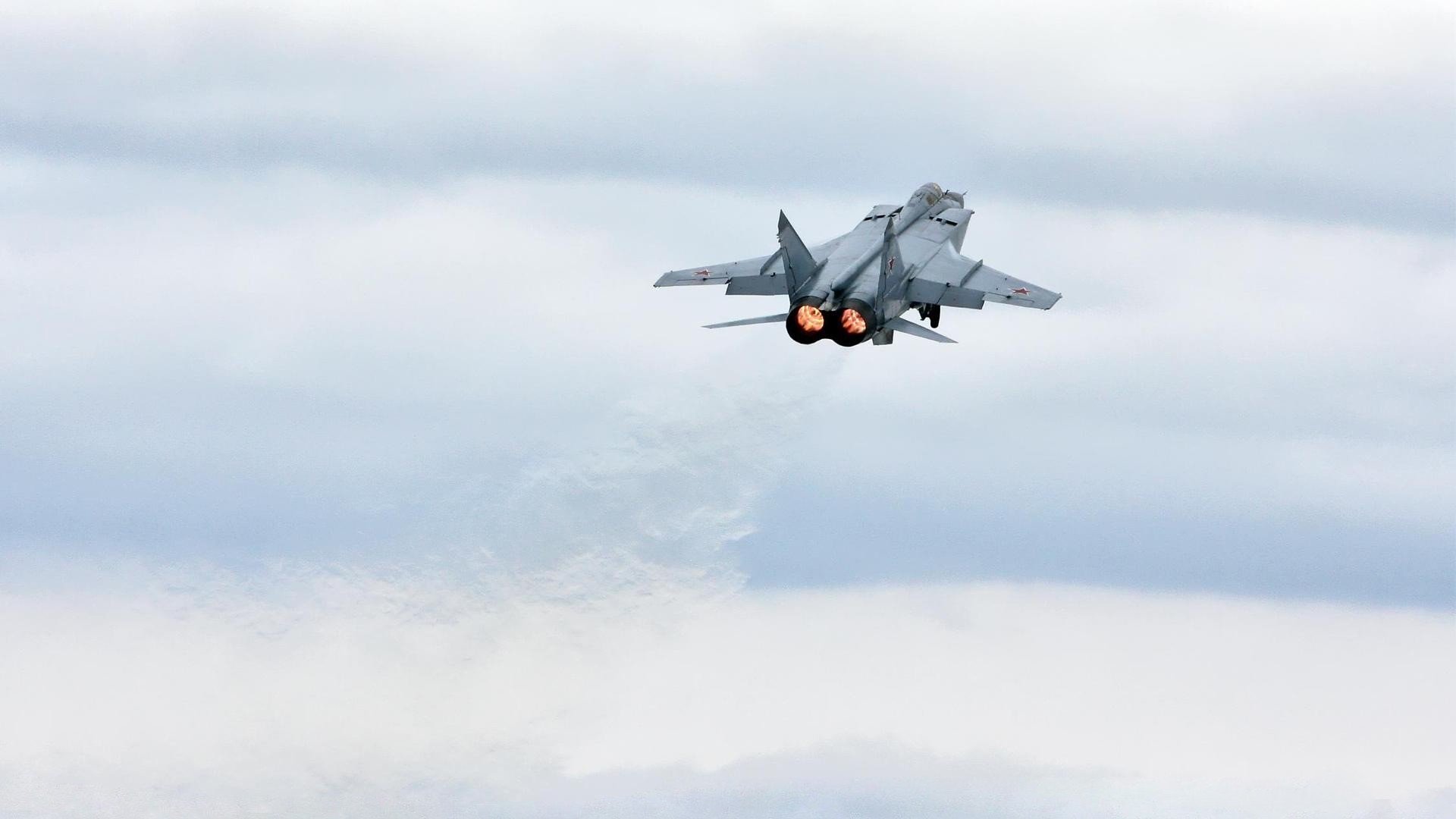 国际特技飞行表演：翱翔蓝天的奇迹，飞行表演特技动作讲解