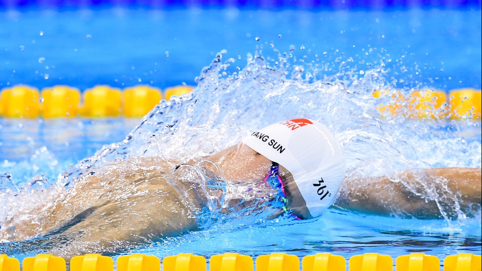 开云体育官方-格雷琴·沃尔什蝶泳50米强势夺金，沃格游泳